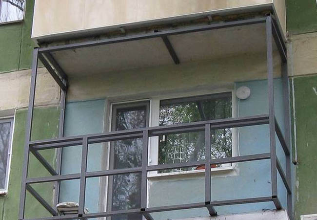 Альтернативное остекление балкона оргстеклом вместо стекла Раменское