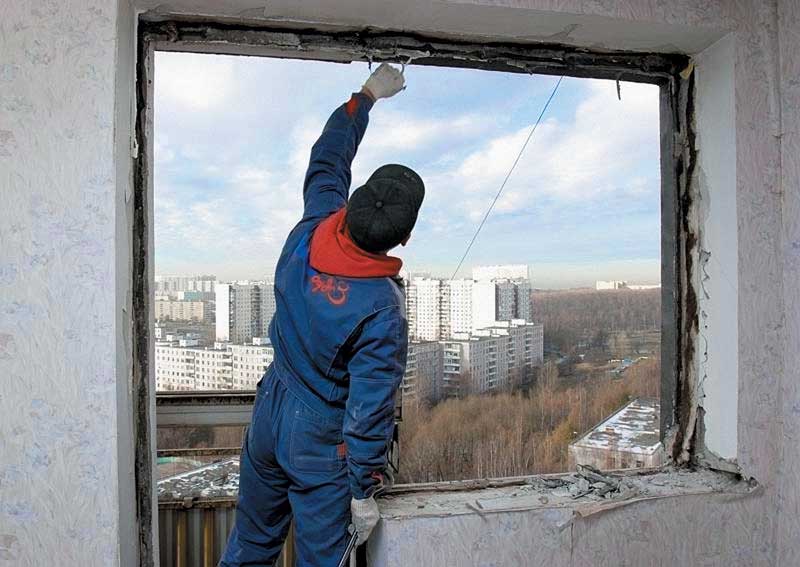 Демонтаж старого остекления балкона Раменское